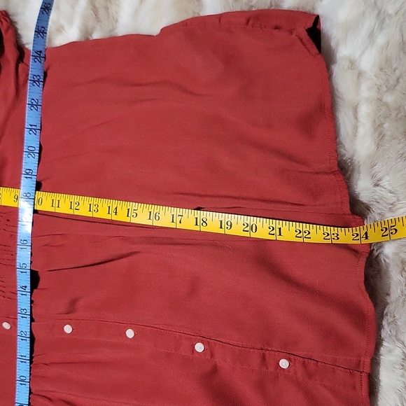 Rust red buttoned peasant top. - Picture 5 of 8